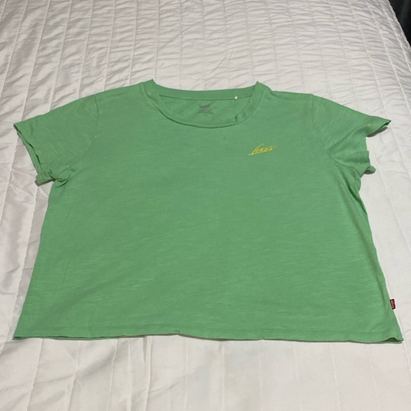 Levi’s Women’s Short Sleeved Crew Neck Cropped Tee | Size: Large | Color: Green - Picture 1 of 8